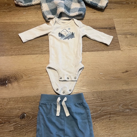 Carter’s dusty blue three piece set!! Size newborn - Picture 1 of 8